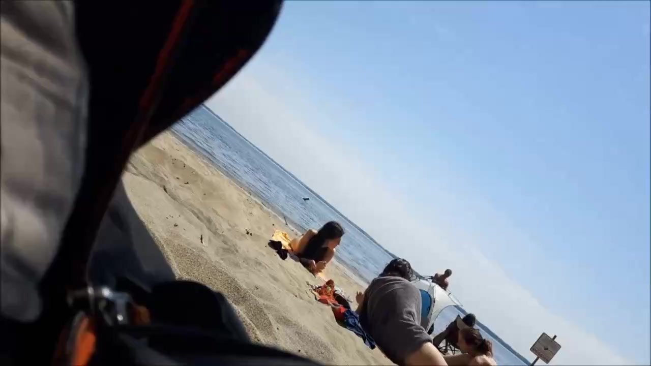 Mädchen werden nackt am Strand auf versteckter Kamera gefangen