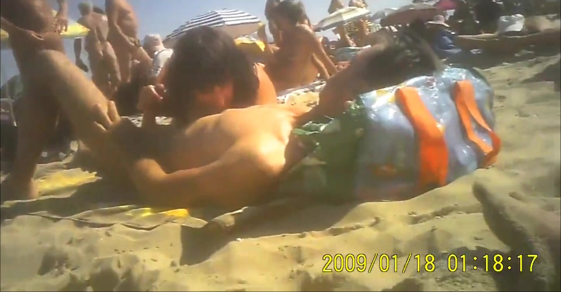Junge Latina ist geil auf Arschsex und holt ihn sich am Strand